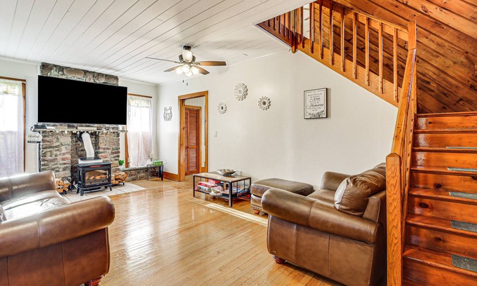 Tannersville House | Relaxing Tannersville Retreat with Deck and Fire Pit