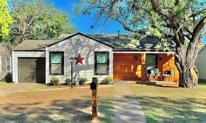 Elmwood Area House | Charming Texas Cottage with Modern Farmhouse Style