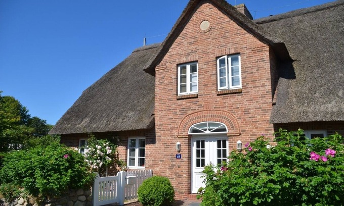 Suderende House | Charming Thatched House with Pool and Garden in Süderende