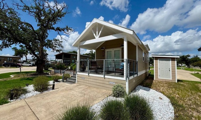 Austin House | Charming Tiny Home Getaway | Pool & Hot Tub