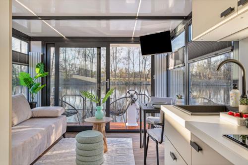 Municipality of Wijdemeren Apartment | Unique Tiny Houseboat Escape with Family-Friendly Amenities