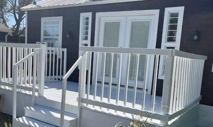 Rowlett House | Cozy Tiny House with Kitchen & Breakfast - Rated 9/10