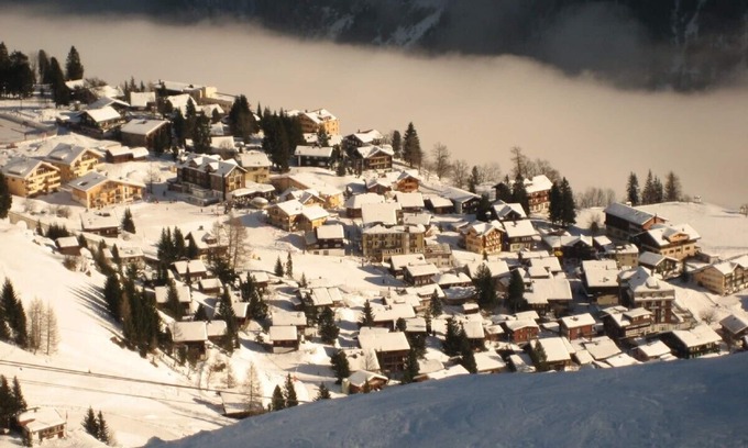 Murren Apartment | Top Floor Retreat in Car-Free Village with Pool & Spa