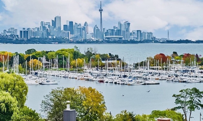Mimico Condo | Inviting Toronto Lakeshore Condo with Spa & Hot Tub