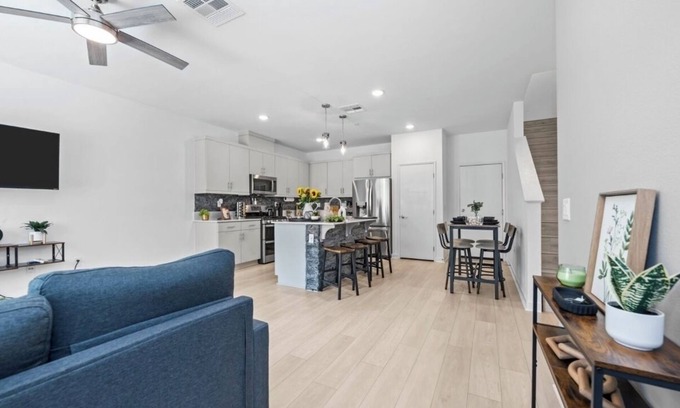 Fallbrook House | Charming townhome with WiFi, AC, Pool and Community Center in Peaceful Fallbrook