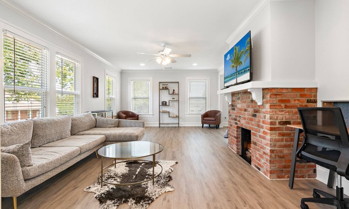 Austin Ave. House | Exceptional Downtown Waco Townhouse with Hot Tub & Spa