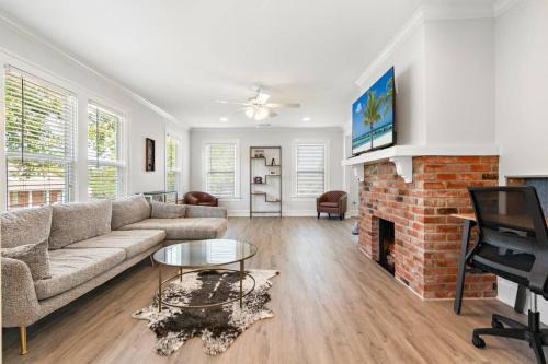 Austin Ave. House | Pet-Friendly Townhouse in Downtown Waco with Hot Tub