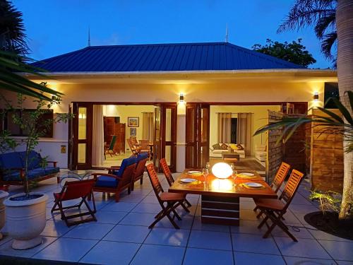 Calodyne Villa | Charming Tropical Villa pool & garden