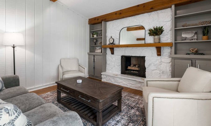 Granger House | Elegant Tudor Retreat Near Notre Dame with Family-Friendly Perks
