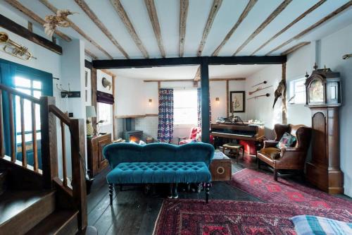 Wivenhoe House | Charming Tudor riverside house