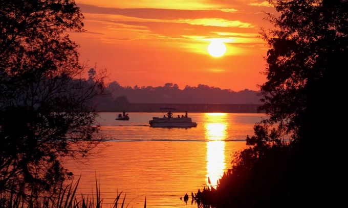 Cordesville Cottage | Charming two-bedroom on the Cooper River with small boat ramp and floating dock