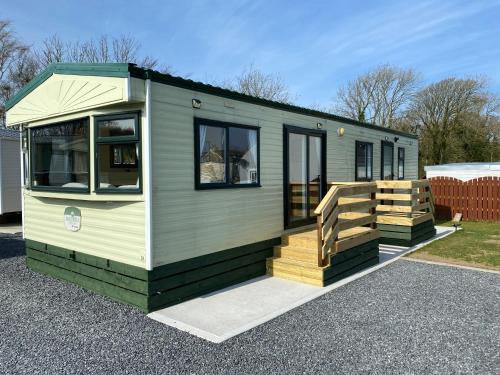 Newton Stewart Ski Chalet | Pet-Friendly Two Bedroom Caravan in Whithorn - Rated 8.9