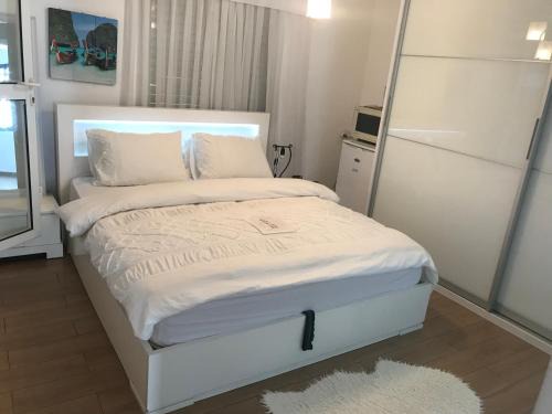 Rishon LeTsiyon House | Inviting Unit with Pool, Ocean Views & Top Amenities