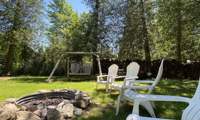 Alanson House | River Cottage Retreat with Lake Views – Rated 10/10 by Guests