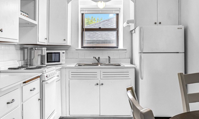 Cedarburg Apartment | Updated 1BR Apartment near Festivals & Family-Friendly Amenities