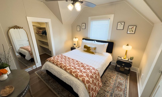 York House | Charming Upstairs Historic Downtown 1BR | Near WWU