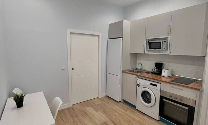 Hortaleza Apartment | Charming Urban Retreat | Ideal for 2 | Near IFEMA