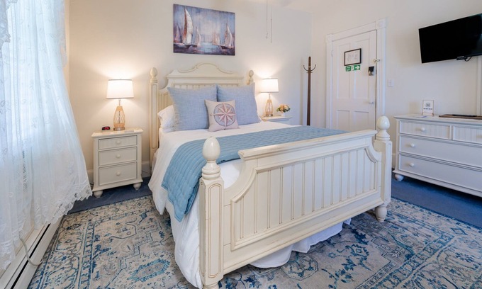 Marblehead Condo | Experience Shores & Island Tours: Your Ideal Lakeside Escape