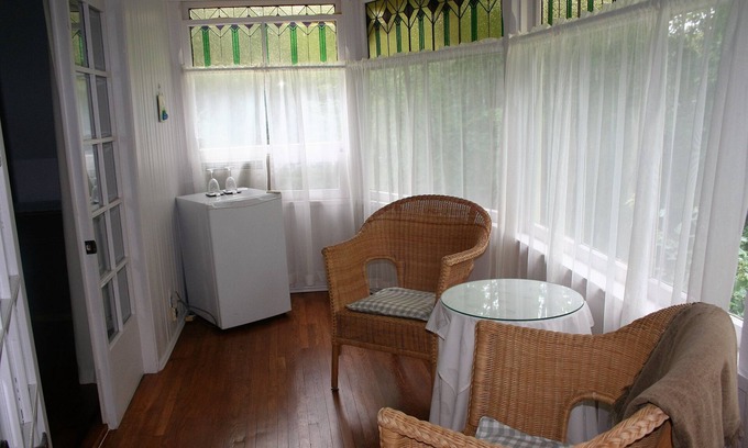 Waterloo House | Victorian House Getaway with Ocean View & Spa Amenities