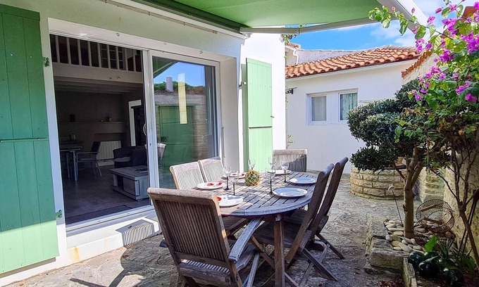La Couarde-sur-Mer House | Idyllic Villa with Ocean Views and Pet-Friendly Charm