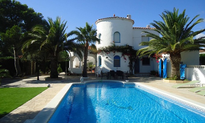 Les Tres Cales Villa | Spacious House with Private Pool and Spa Amenities