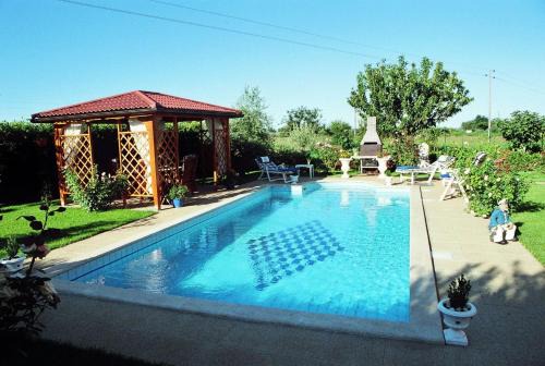 Finida Villa | Elegant Villa in Umag with Private Pool and Garden Retreat