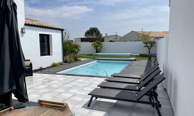 Villedoux House | Idyllic Villa Near La Rochelle with Heated Pool & Ocean View
