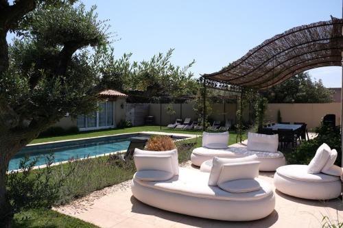 Aureille Villa | Elegant Villa with Heated Pool for 14 in Aureille