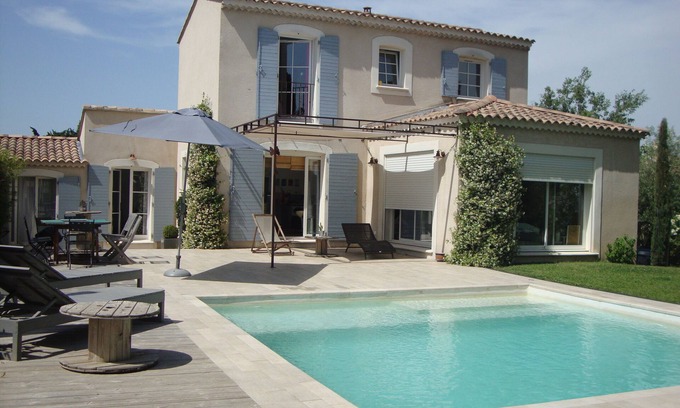 Noves House | Impressive Villa Retreat with Pool & Guest Rated 10/10
