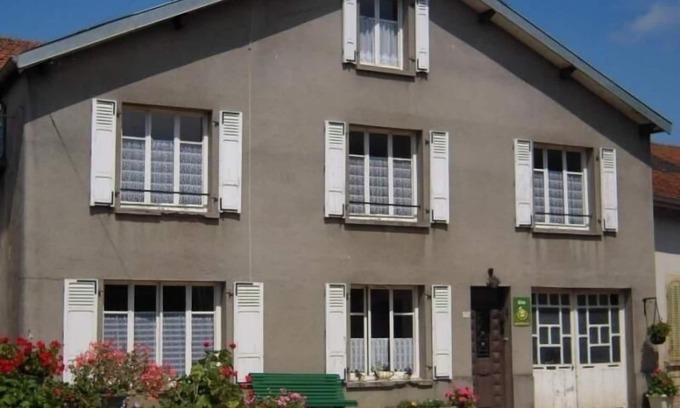 Aouze Cottage | Gite Aouze: Family-Friendly Retreat with Spa & Breakfast