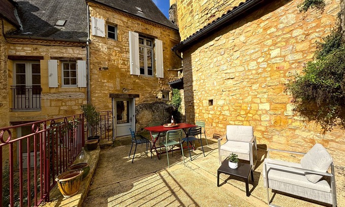 Saint-Cyprien House | Charming village house nestled in a busy medieval village of Black Périgord