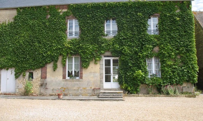 Bures Cottage | Enjoy Family Comfort at Gite Bures with Spa and Breakfast