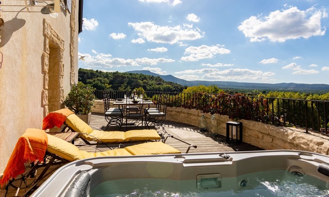Jouques House | Charming village house with jacuzzi!