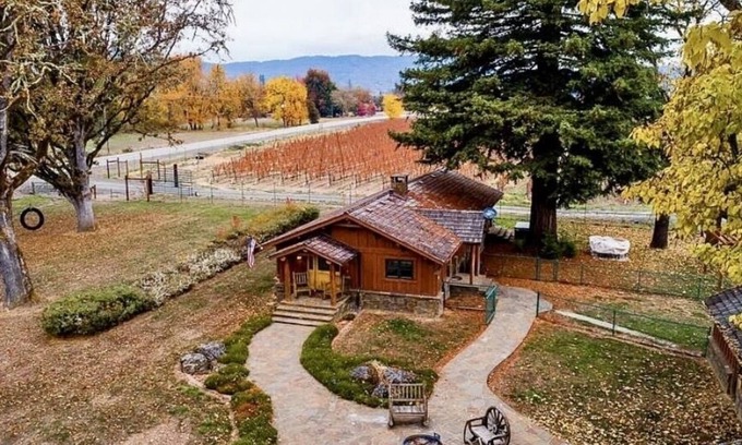 Roseburg House | Pet-Friendly Vineyard Estate with Spa and Hot Tub Awaits