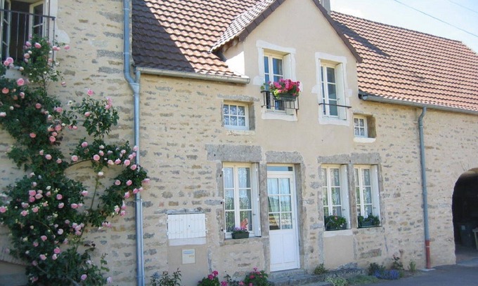 Change House | Restored Vineyard House with Breakfast & Family Amenities