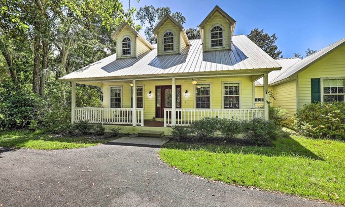 Earleton House | Delightful Waldo Getaway with Spa & Breakfast Near Lake Santa Fe