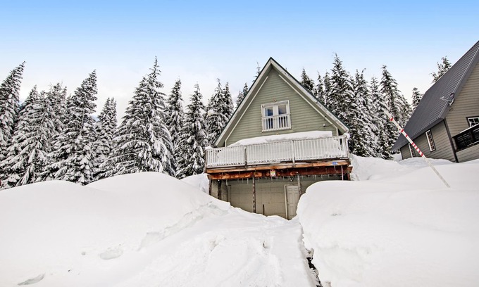 Snoqualmie Pass Cabin | Cozy Cabin Retreat Near Lifts with Mountain Views & Arcade