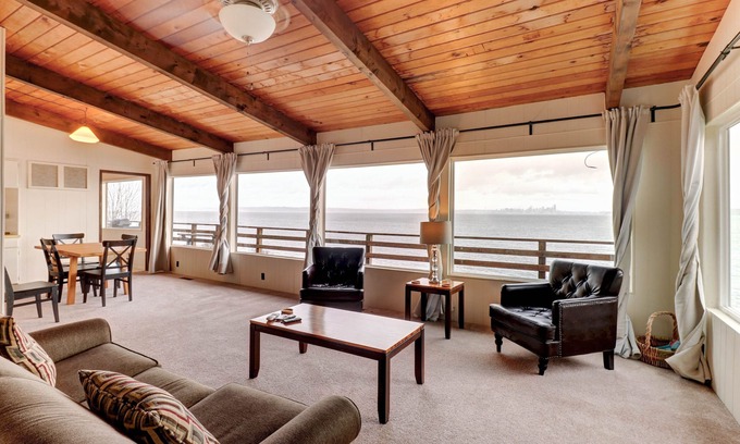 Bainbridge Island House | Beautiful Waterfront Home with Deck & Beach Access