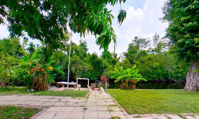 Fort Myers House | Dog-Friendly Waterfront Retreat with Firepit & Lake Views