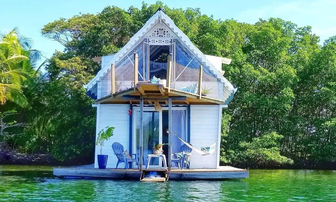 Bocas del Toro House | Charming Waterfront Floating Retreat
