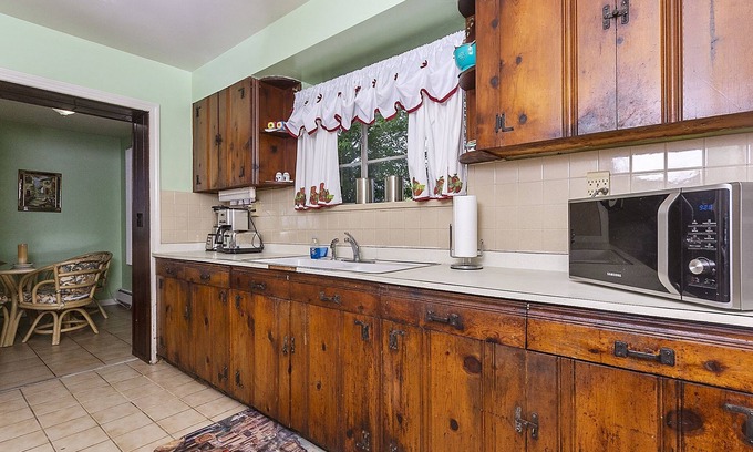 Willoughby Spit Cabin | Waterfront 3 Bedroom Cabin with Pet-Friendly Amenities