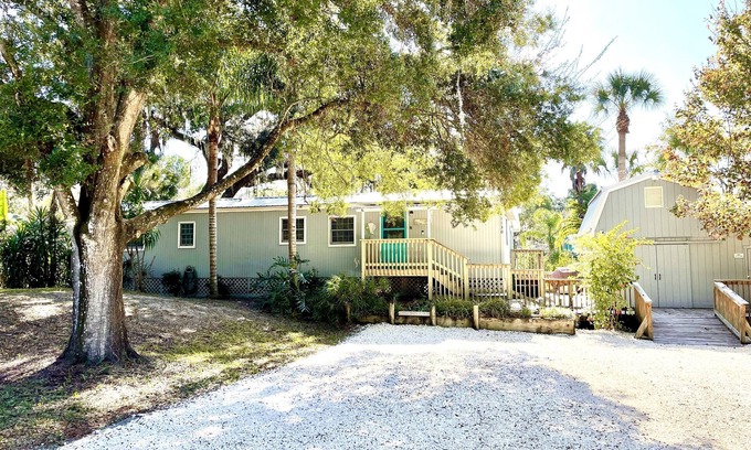 Homosassa Cottage | Idyllic Waterfront Canal Home in Old Homosassa with Kayaks
