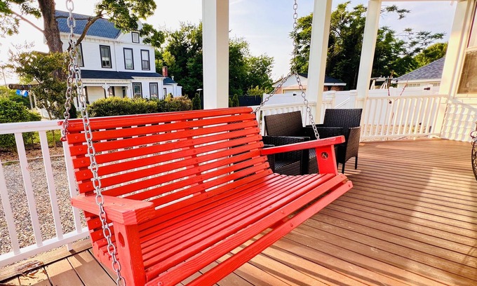 Downtown House | Exceptional Waterfront Retreat with Spa & Ocean View