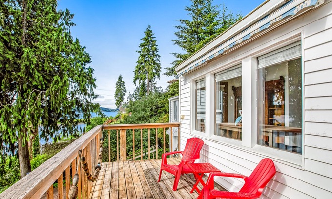 Burley House | Charming waterfront escape with fast WiFi, furnished deck, & a full kitchen