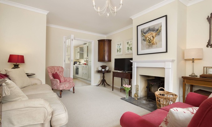 Moreton-in-Marsh Apartment | Beautiful 3-Bedroom Cottage with Mature Garden & Kitchen