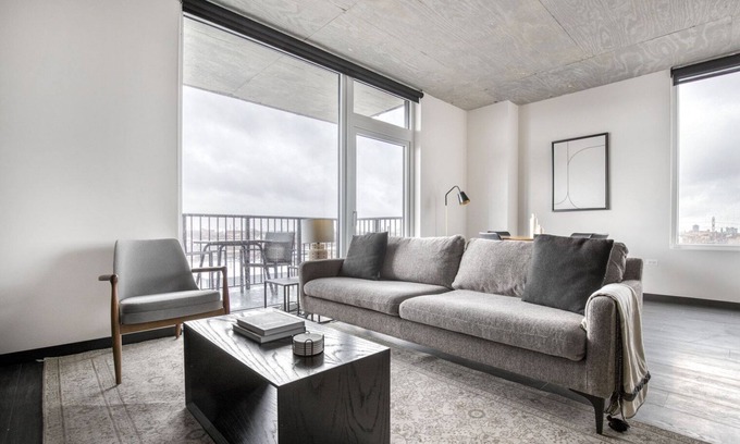 Near West Side Apartment | Inviting West Loop 2BR with Gym & Rooftop near Union Park