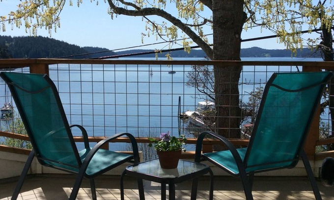 West Sound Apartment | Inviting West Sound Studio with Beach Access & Spa Amenities