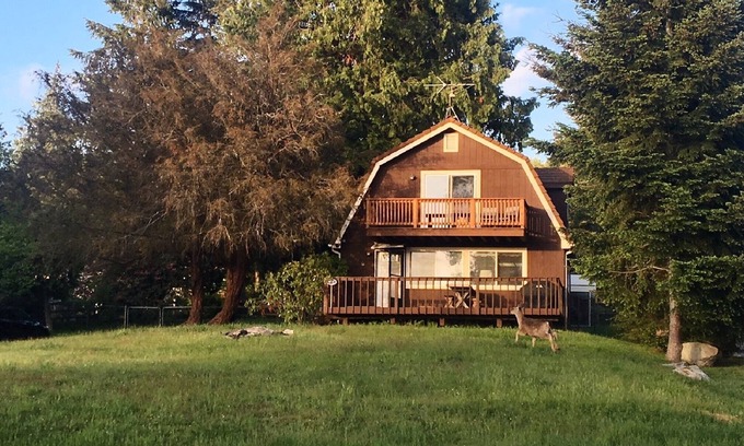 Langley House | Idyllic Whidbey Island Retreat with Breakfast & Kitchen Access
