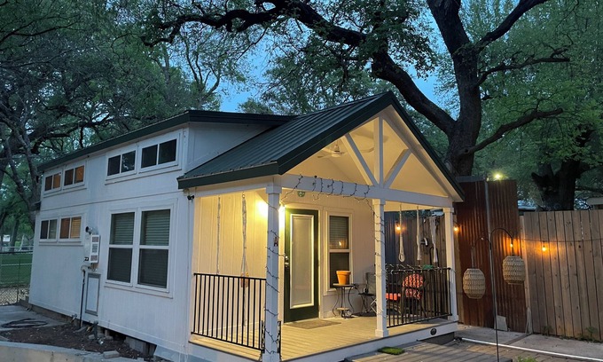 San Marcos Cottage | Charming White 1-bedroom cottage with loft Dog friendly w room service!