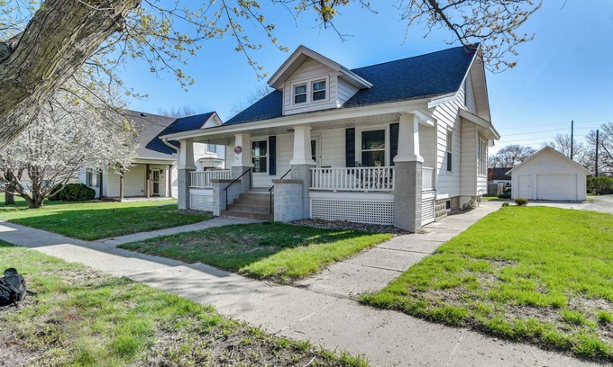 Winterset House | Exceptional Winterset Vacation Rental with Yard & Spa